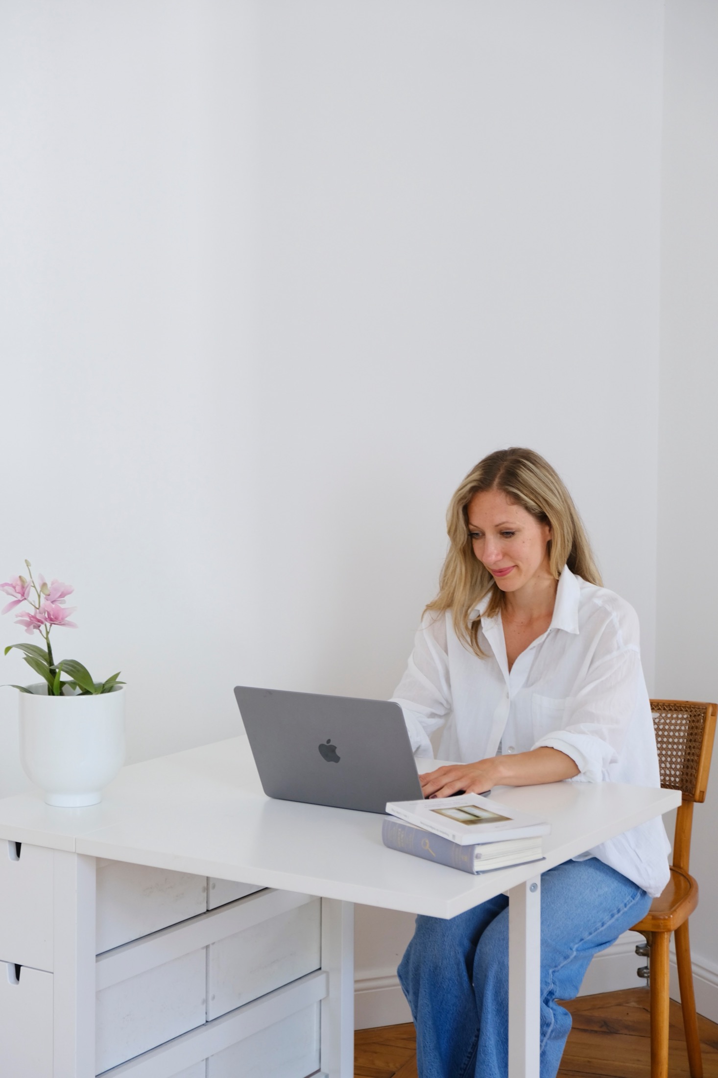 Katharina Musialek arbeitet an einem Laptop in einem hellen Raum