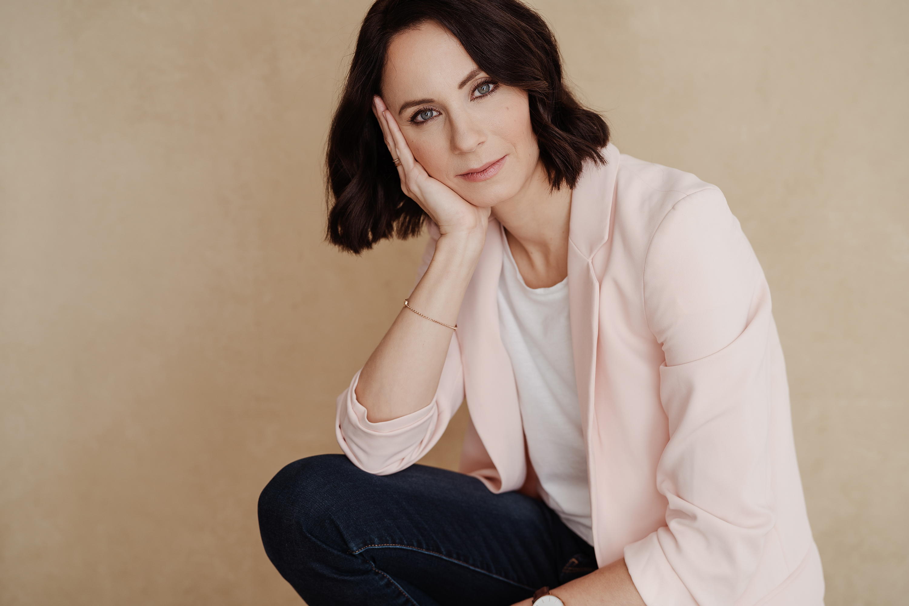 Business-Portrait einer Frau in rosafarbenem Blazer