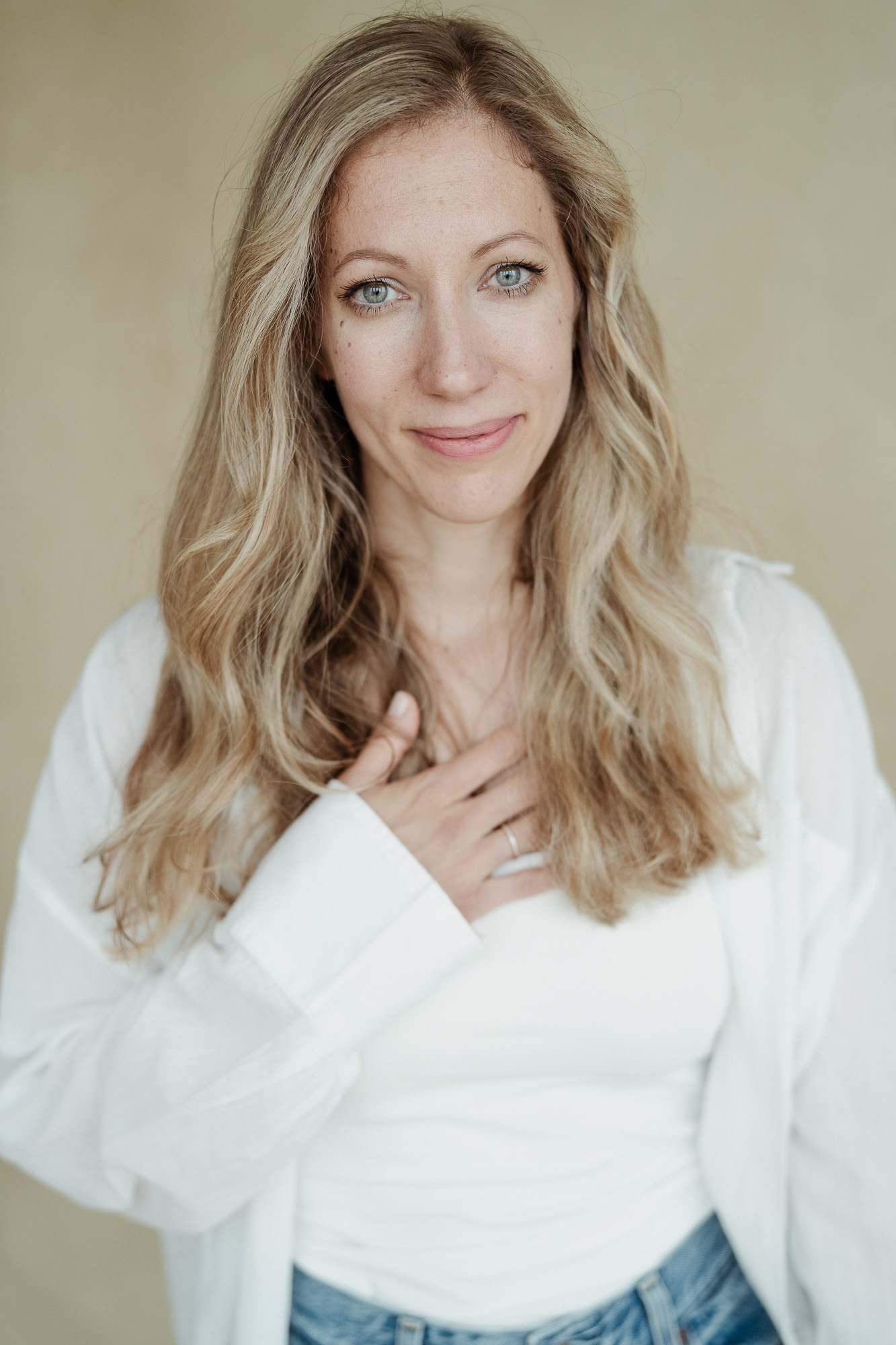 Katharina Musialek in entspannter Studio-Portraitaufnahme